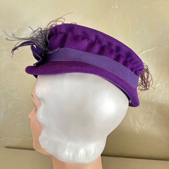 STELLAR 1940s' PURPLE HAT WITH GATHERED CROWN, GROSGRAIN TRIM + OSTRICH FEATHERS - Picture 9 of 14
